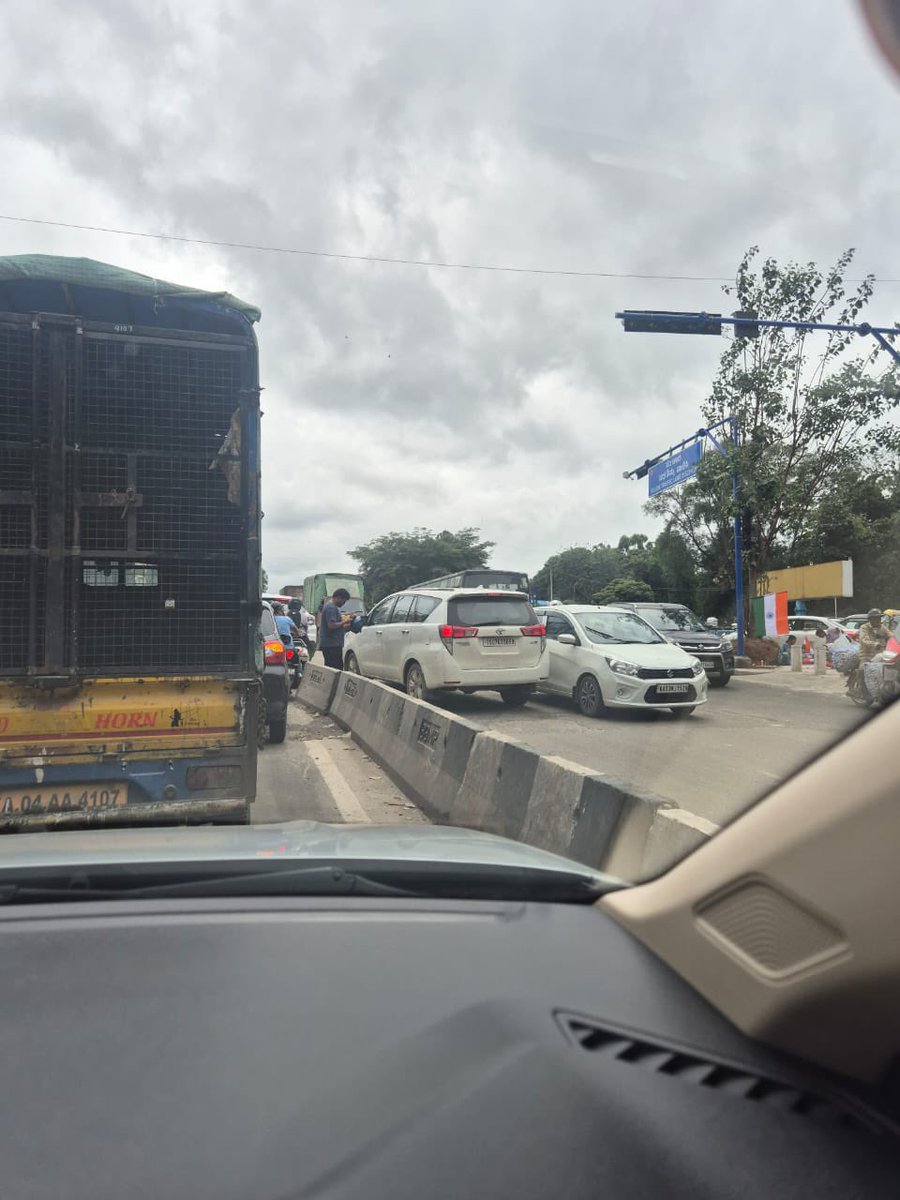 Puliyogare_Mix's tweet image. Even people from other states are not bothered about wrong side driving bin Bangalore.

@blrcitytraffic this is in mekhri circle.

@Jointcptraffic @DCPTrNorthBCP