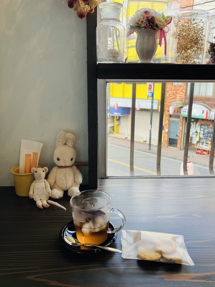 cafe nornさんで開催中の「百花繚乱」展に行ってきました。

ayagumaさんの子、とっても小さくてすっごく可愛い。繊細な刺繍とリボンが素敵なポケット。どうしたら、こんなに素敵な子が生まれるのか。奇跡だ。

吉田キミコさんのコラージュ作品も月井路子さんの植物画もとにかく素晴らしかった。