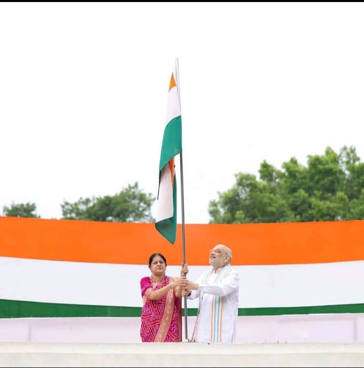 BjpNeata's tweet photo. मोदी जी के नेतृत्व में शुरू हुआ 'हर घर तिरंगा' अभियान आज देश को एकता के सूत्र में पिरोने और राष्ट्रप्रेम की भावना को और भी प्रबल बनाने वाला जन-अभियान बन गया है। यह अभियान दर्शाता है कि असंख्य स्वतंत्रता सेनानियों ने अपने त्याग, तप और समर्पण से जिस आजाद भारत का सपना साकार किया था, https://t.co/ozCK14EVJ3
