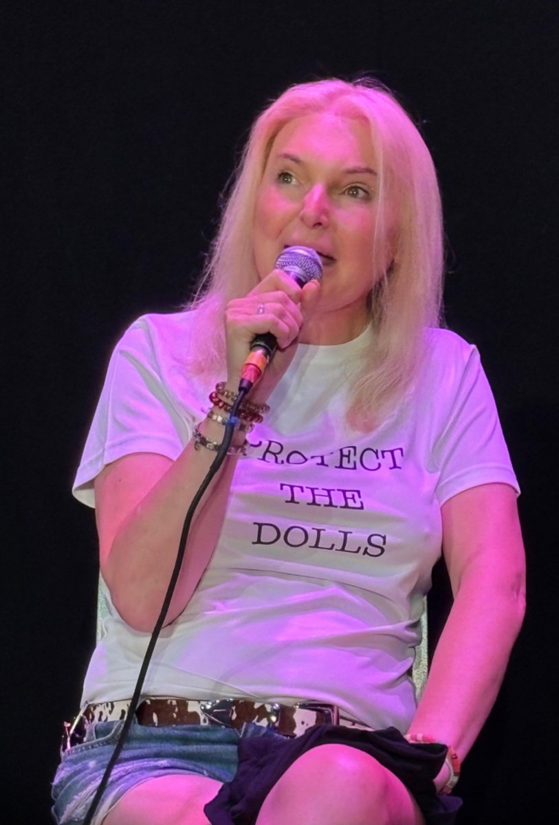 Thank you to the fabulous <a href="/VixLeyton/">Vix Leyton 🏴󠁧󠁢󠁷󠁬󠁳󠁿🏳️‍🌈</a> and Charlotte for having me on your #EdinburghFestival show - and the great night’s entertainment afterwards   ✌️❤️😊