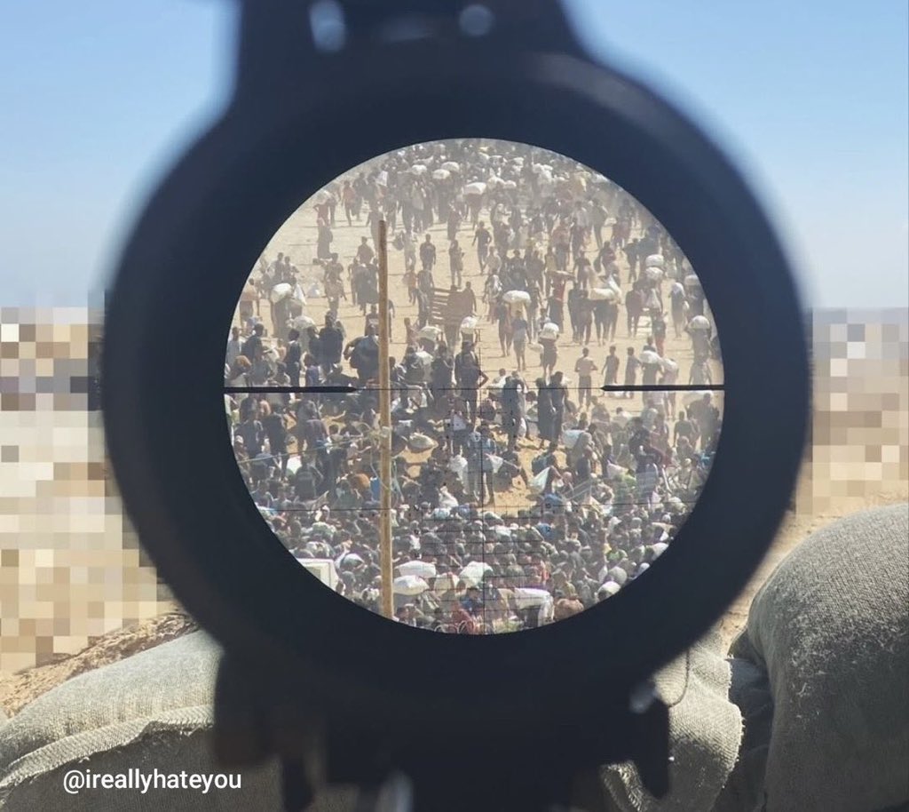 Açlıktan kıvranan ve bir lokma peşine düşen insanları hedef alarak sırf eğlence olsun diye öldürüyor..!!

- Katil bir siyonist askerin paylaştığı fotoğraf..!!