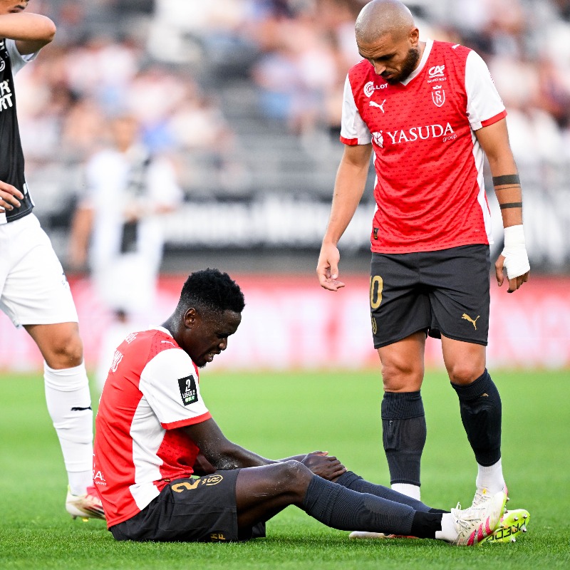 StadeDeReims's tweet photo. Sorti sur blessure lors du match face à l’Amiens SC, 𝐉𝐨𝐬𝐞𝐩𝐡 𝐎𝐤𝐮𝐦𝐮 souffre d’une atteinte ligamentaire grave au genou gauche et sera malheureusement éloigné des terrains plusieurs mois.

Bon courage Jo’, nous sommes de tout cœur avec toi.