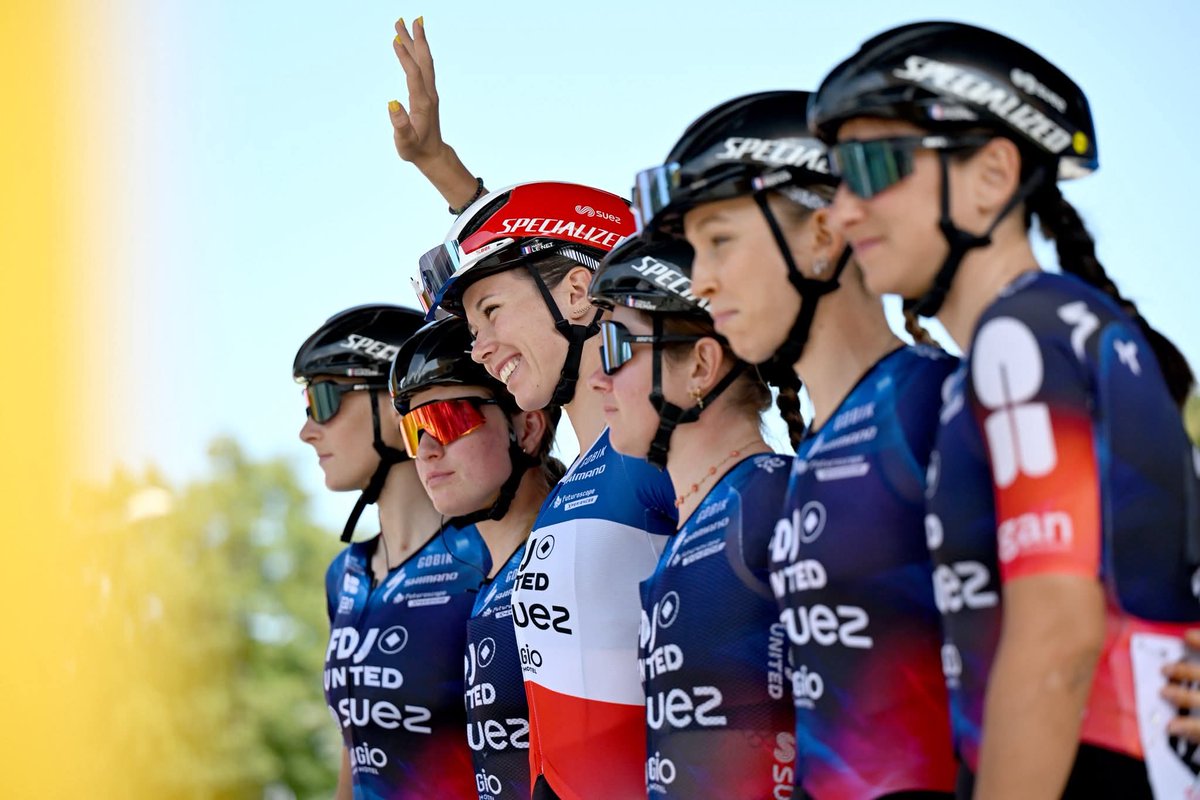AMompert's tweet image. Les coureuses françaises 🇫🇷 se distinguent lors du 3ᵉ Tour de Pologne 🇵🇱 Women ! 🇫🇷💪 Marie Le Net (#FDJSUEZ) a brillamment décroché la 2ᵉ place de l’étape et se hisse désormais à la 3ᵉ position au classement général ! 💙 
Rdv.aujourd&apos;hui pour la dernière étape du Tour de…