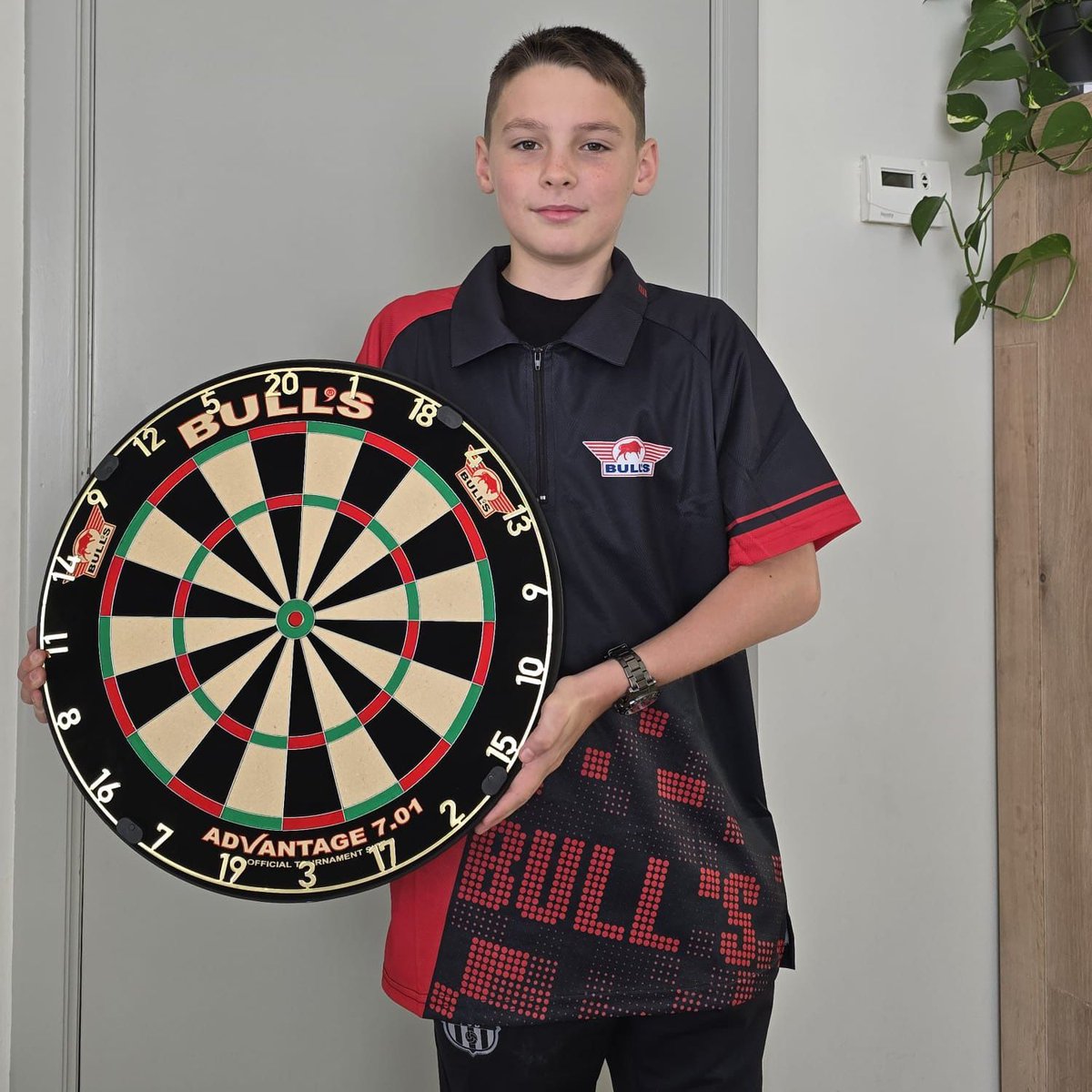 𝗡𝗘𝗪 𝗦𝗜𝗚𝗡𝗜𝗡𝗚!✍🇧🇪

Team Bull's NL is always looking for new talents. We are glad to announce the addition of Tiago Longa y Galdo to our Talent Team.

The 13-year old Belgian darts player is a rising talent in the darts word. Welcome to the team!👏