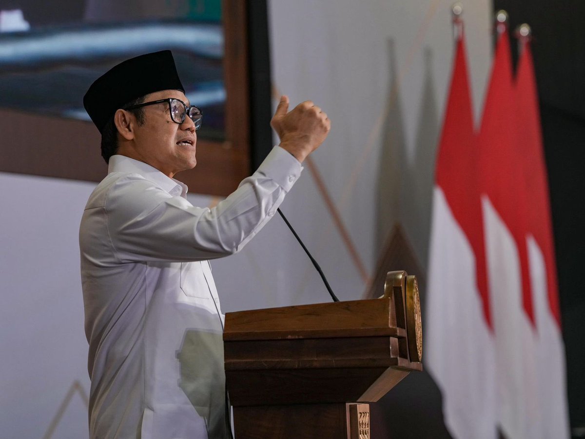 cakimiNOW's tweet photo. Sistem jaminan sosial nasional kuat, masyarakat berdaya

Bangga dan terharu menyaksikan penandatanganan MoU antara @kemenkopmri dengan @Unair_official @UnivSunanGresik serta nota kesepahaman @BPJSKesehatanRI @BPJSTKinfo dengan 17 perguruan tinggi lainnya dalam Grand Launching Ekosistem Jaminan Sosial melalui Pendidikan di pagi ini.

Saya telah mengikuti dari awal perumusan Undang-Undang SJSN sebagai anggota DPR-RI, mengimplementasikannya sebagai Menteri Tenaga Kerja, dan kini menguatkannya sebagai Menko Pemberdayaan Masyarakat.

MoU ini akan memastikan integrasi jaminan sosial dalam kurikulum Pendidikan akan membuat SJSN terus berkembang. Prinsipnya: tidak boleh ada yang tertinggal. Seluruh warga negara harus mendapat jaminan sosial agar bangsa Indonesia bisa segera berdaya.

Terima kasih kepada para pimpinan lembaga pelaksana dan lembaga pendidikan yang ikut mensukseskan pemberdayaan masyarakat di bawah pemerintahan bapak Presiden @Prabowo.