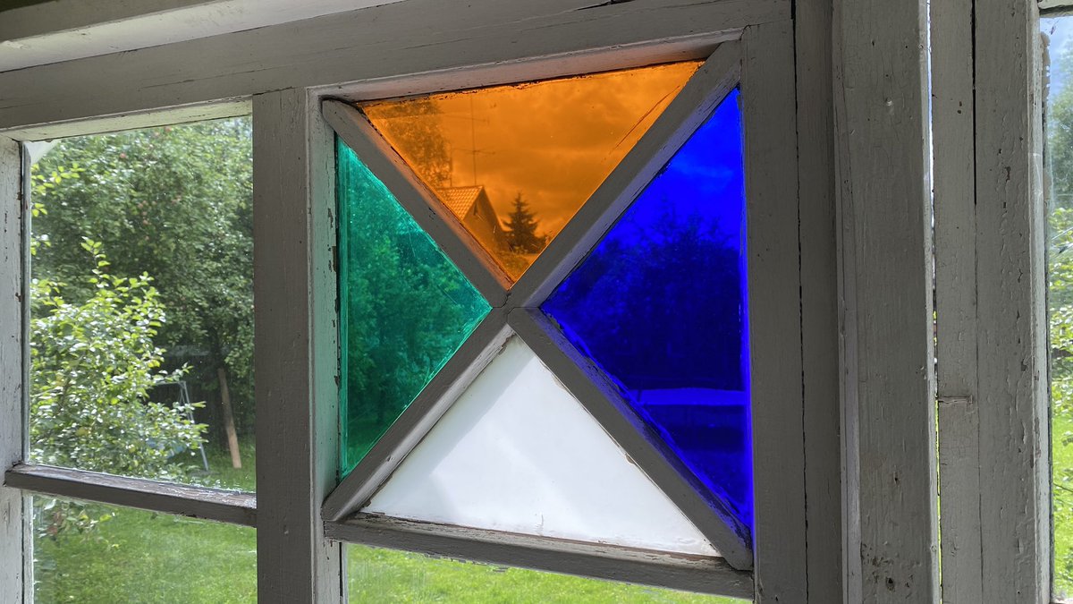 De man die ons huis met eigen handen bouwde, met materiaal wat in de Sovjet-Unie voor handen was, had wel stijl. Heerlijk wakker worden zo.