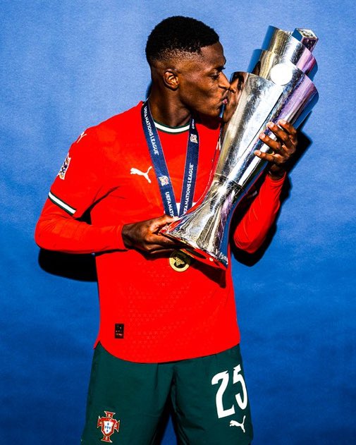 🏆 15 títulos aos 23 anos - ninguém na história teve mais com esta idade.

4x Ligue 1 🇫🇷
3x Supertaça de França 🇫🇷 
2x Taça de França 🇫🇷
1x Liga dos Campeões 🇪🇺
1x Supertaça Europeia 🇪🇺
1x Liga das Nações 🇪🇺
1x Liga Portuguesa 🇵🇹
1x Taça da Liga 🇵🇹
1x Supertaça 🇵🇹

Nuno Mendes ⭐️