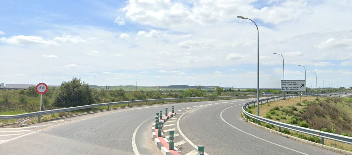 mejorporcalzada's tweet photo. En los accesos a las vías de servicio de la M50 han florecido unas señales que tienen muy poco sentido. 

Las vías de servicio de la M50 tiene un limite de velocidad de 80km y suelen tener arcenes y carriles anchos. 

En algunos casos  además no existe alternativa. https://t.co/SnYw4TwC3i