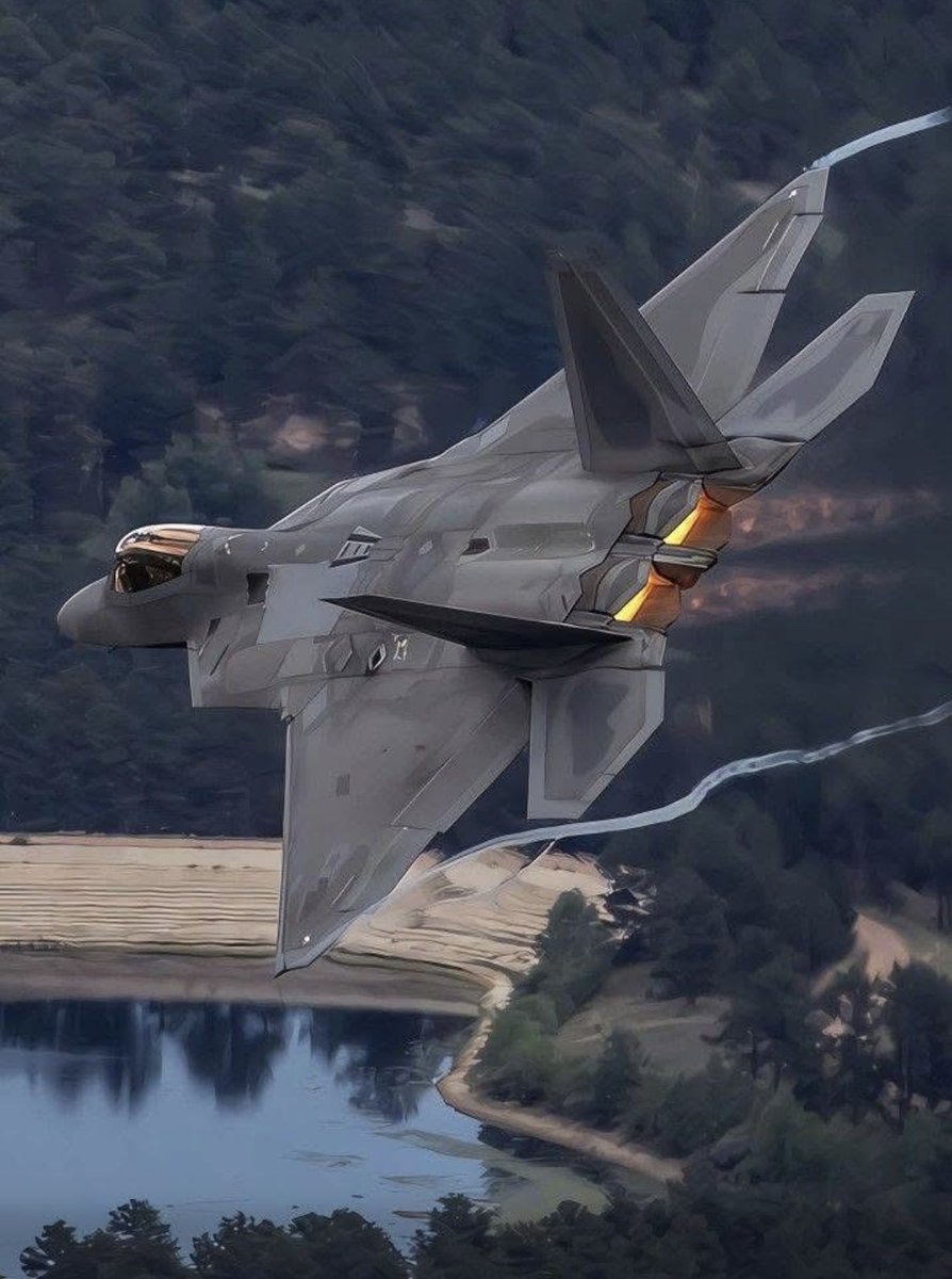 CcibChris's tweet photo. F-22 low and burning https://t.co/Iw8w309Bu8