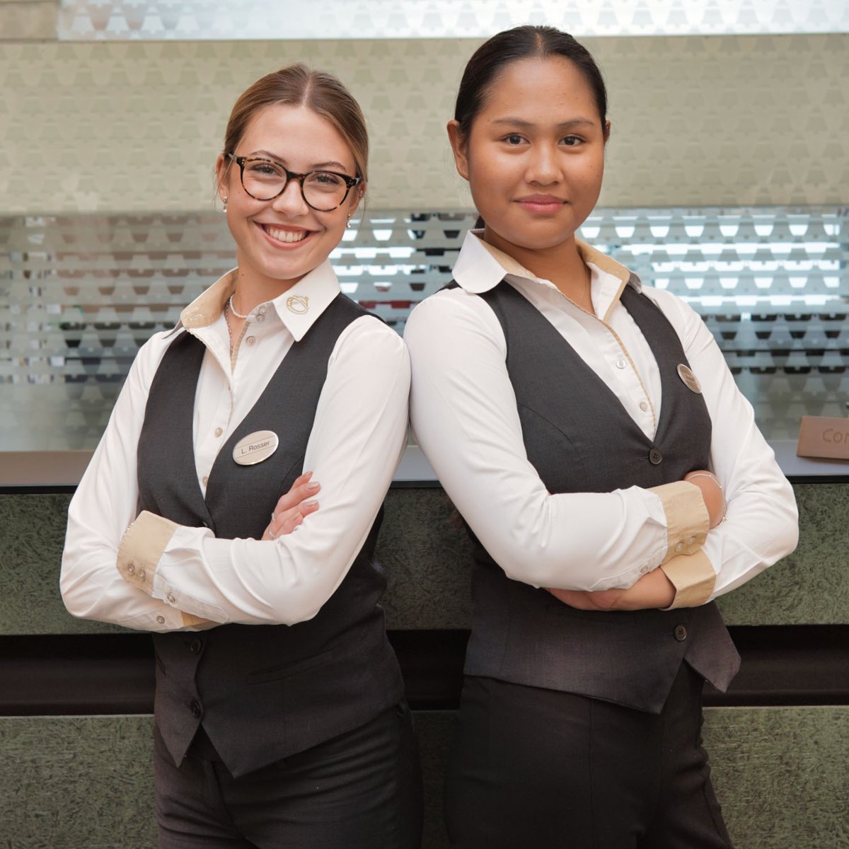 CHARMEOFFENSIVE 

Unsere Lernenden Lisa und August geben alles beim Check-In/Check-Out! 

Mit einem Lächeln, das ansteckt – Willkommen im Glockenhof Zürich!