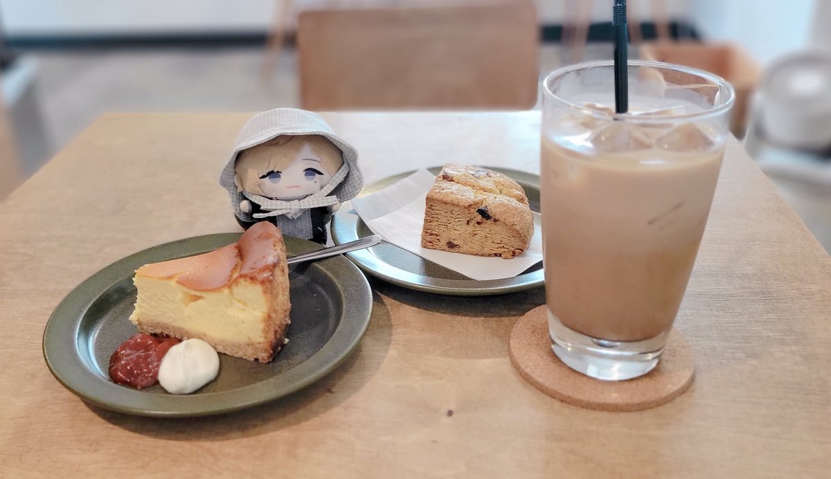 「昨日は展示の他にカフェとお菓子屋さんにも行った ケーキは美味しかったしお花のクッ」|四片のイラスト