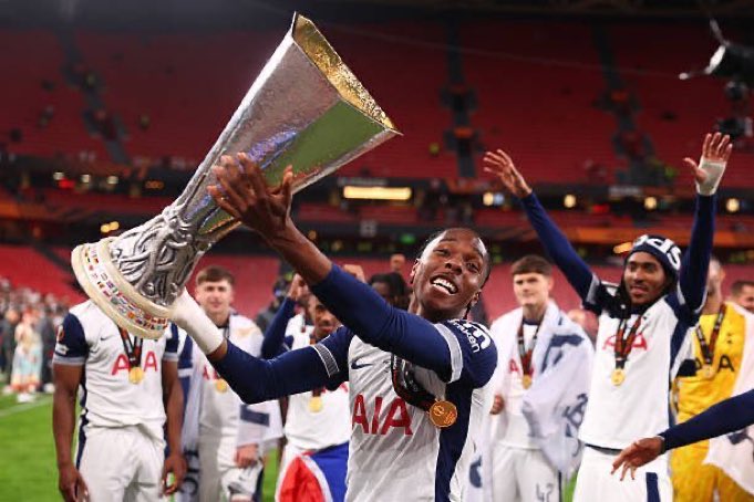 Racial abuse has no place in football or anywhere.

Stay strong, Mathys. You inspired us at Bayern and continue to do so today.
We stand with you always. ❤️✊