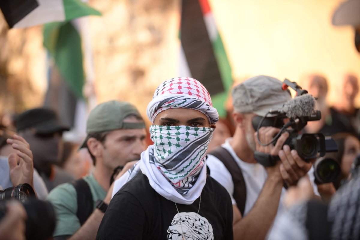 LampDim's tweet image. Rally to protest the arrival of a cruise ship with Israelis, in Piraeus port, Greece, Thursday, Aug. 14, 2025.