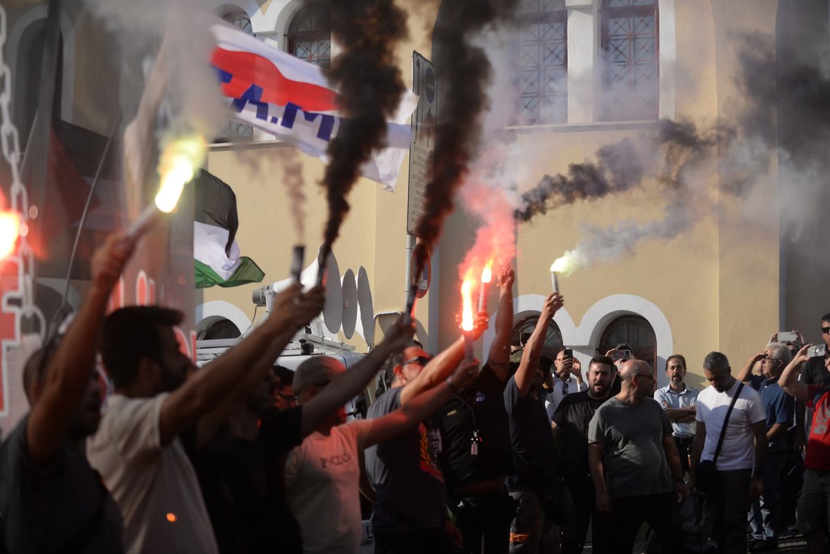 LampDim's tweet image. Rally to protest the arrival of a cruise ship with Israelis, in Piraeus port, Greece, Thursday, Aug. 14, 2025.