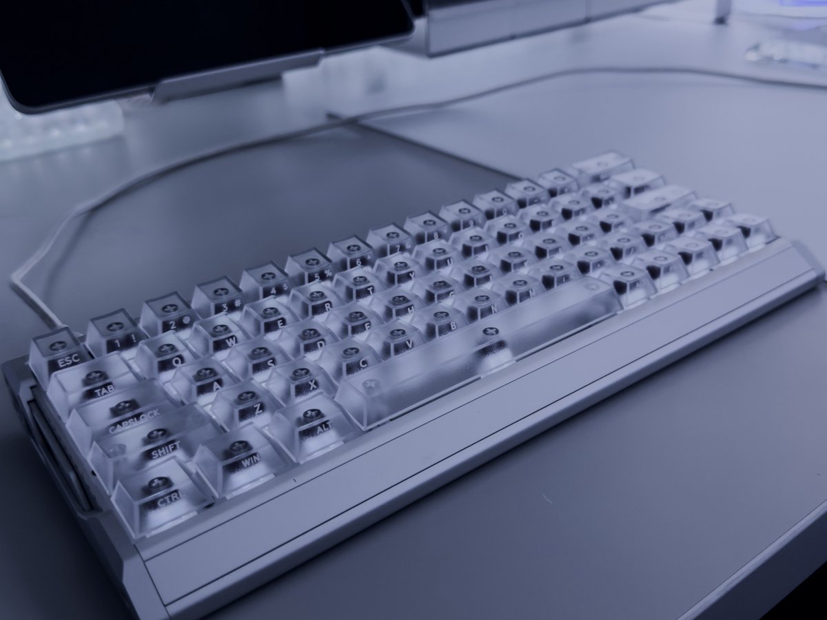 PTN1129's tweet image. iQUNIX EV63 Silver Blade RS

EZ63のガスケットマウントとは異なるトレイマウント方式を採用した60%キーボードです。

通常版(黒)はダブルショットPBTキーキャップでしたが
こちらはバックライトが淡く透ける Frosted Translucent keycapになっています。

キースイッチはiQUNIX自社開発のMagnetic X…