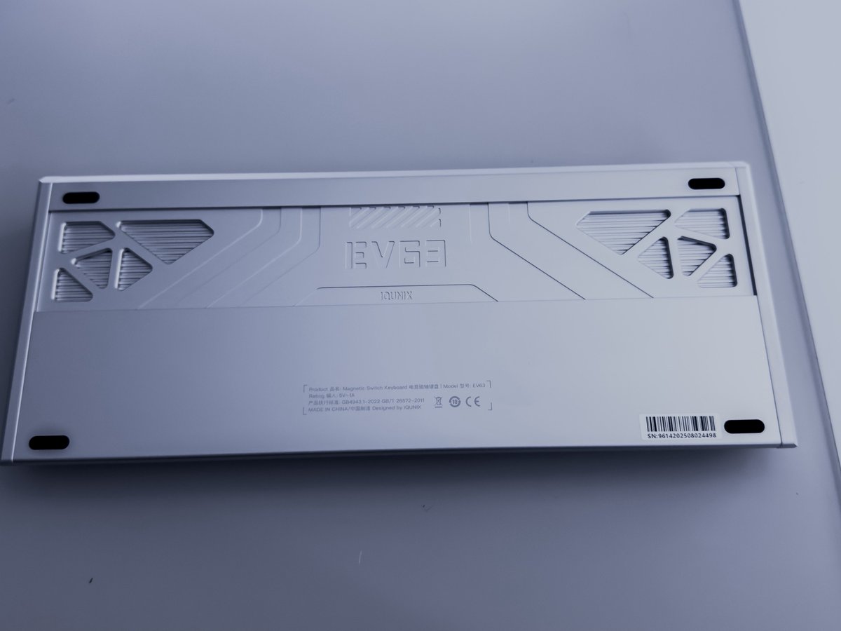 PTN1129's tweet image. iQUNIX EV63 Silver Blade RS

EZ63のガスケットマウントとは異なるトレイマウント方式を採用した60%キーボードです。

通常版(黒)はダブルショットPBTキーキャップでしたが
こちらはバックライトが淡く透ける Frosted Translucent keycapになっています。

キースイッチはiQUNIX自社開発のMagnetic X…