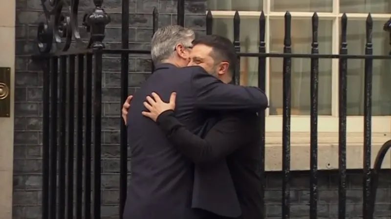 🚨📸 PICTURED: Keir Starmer hugs President Zelenskyy outside No 10 in a show of unity ahead of the Trump-Putin meeting tomorrow