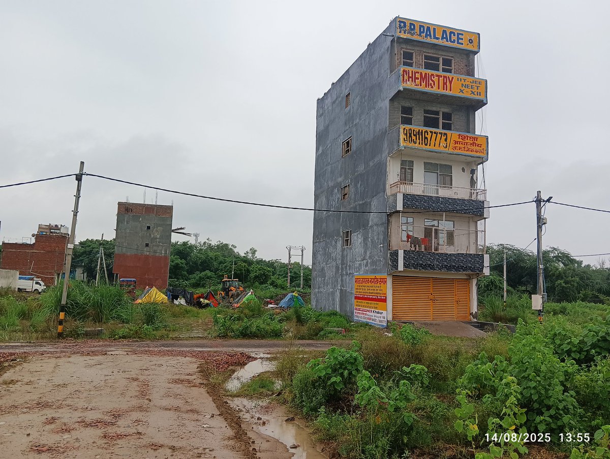 Baranwal21's tweet photo. @official_dda @MoHUA_India @LtGovDelhi @gupta_rekha @NavbharatTimes @JagranNews @AmarUjalaNews  दिल्ली का जल महल रोहिणी सेo 30 C-2 पॉकेट में है,यहा प्लॉट का लेवल कम और गड्ढे में है थोड़ी बारिश हुई नही कि जल भराव बिल्डिंग के चारों तरफ हो गया,यह बिल्डिंग के नींव को कमजोर कर देगी https://t.co/2htolAmQGV