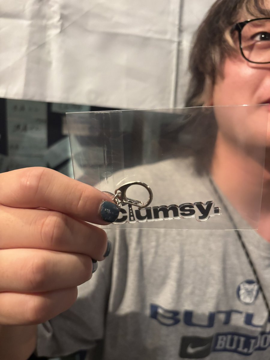 Clumsy_info_'s tweet photo. ちょっとしたお知らせ

完売していたロゴアクキーを発注して本日より再販します！！
以前よりロゴの周りの縁を強化して折れにくくしました！！
是非買ってください〜！！

Clumsy.ロゴアクリルキーホルダー
¥500 https://t.co/2M1HvkKKWb