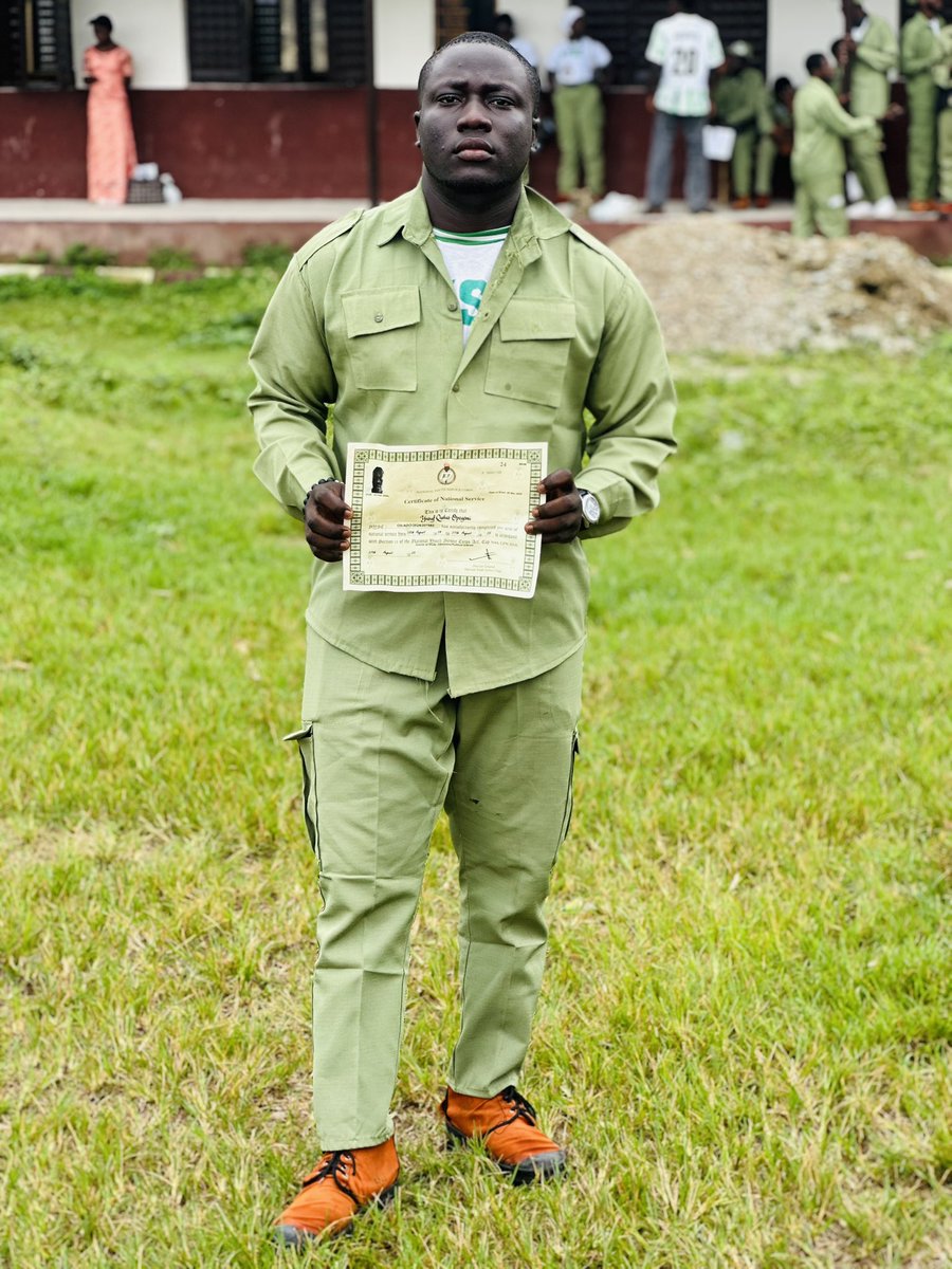 olabamidelebam's tweet photo. Khaki off, destiny on. ✨ #POP #NYSC Alhamdulilah 🇳🇬 https://t.co/hHwtC3VVgH