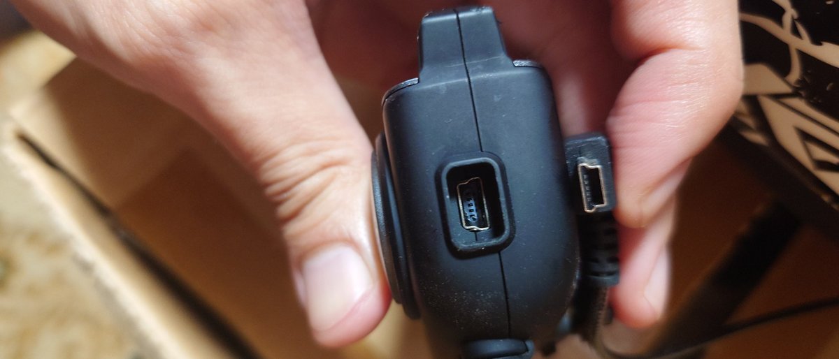 ヘルメットに付けてるインカムの接続部分がどうやらイカれちまってるみたい…
ケーブル接触のところ抜けて入り込んでるくないかこれ？