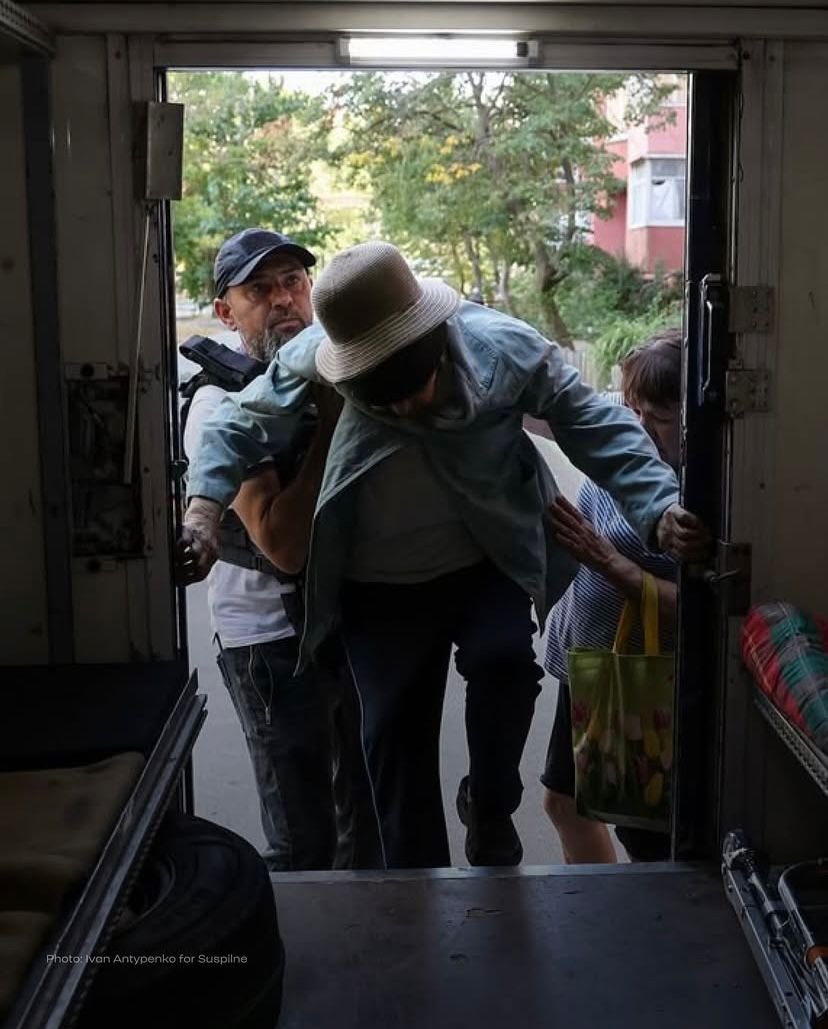 After Russian airstrikes on 2 and 3 August damaged the bridge connecting Kherson to the Korabel district (Ostriv), local residents began evacuating the area.
The evacuation is being coordinated by volunteers and the local military administration. As of the evening of 4 August