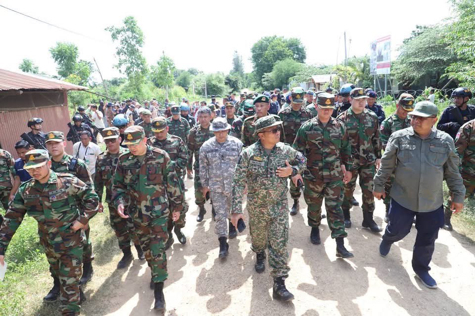 vis_byvis's tweet photo. Thursday Afternoon, 14 August 2025

A seven-nation Interim Observer Team (IOT), led by Malaysian Defence Attaché to the Kingdom of Cambodia, and joined by other residents and non-resident Defence Attaché to the Kingdom of Cambodia conducted an observation visit to Prey Chan Village, O’ Bei Choan  Commune, Srok O’ Chrov District, Banteay Meanchey Province. The visit was conducted following the reports of illegal barbed wire installation by the Thai armed forces on August 12–13, 2025. These developments occurred subsequent to the ceasefire agreement and the release of the joint statement  during the Extraordinary Cambodia –Thailand General Boundary Committee Meeting (GBC Meeting) held on 7 August 2025, in Malaysia.

Source: Ministry of National Defence

Implement The Ceasefire Agreement
#ThailandViolatestheceasefire