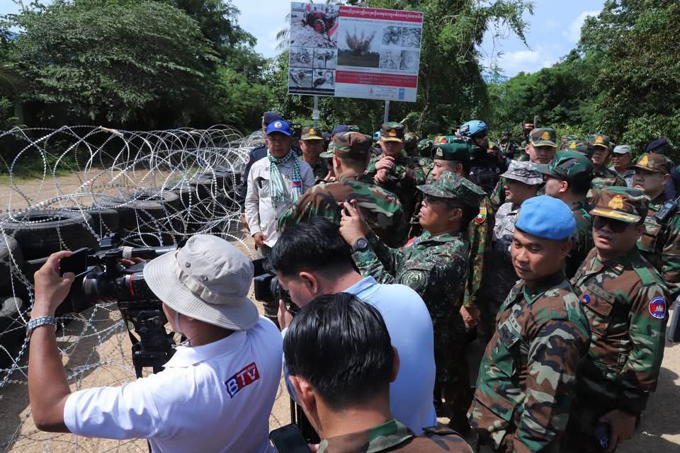vis_byvis's tweet photo. Thursday Afternoon, 14 August 2025

A seven-nation Interim Observer Team (IOT), led by Malaysian Defence Attaché to the Kingdom of Cambodia, and joined by other residents and non-resident Defence Attaché to the Kingdom of Cambodia conducted an observation visit to Prey Chan Village, O’ Bei Choan  Commune, Srok O’ Chrov District, Banteay Meanchey Province. The visit was conducted following the reports of illegal barbed wire installation by the Thai armed forces on August 12–13, 2025. These developments occurred subsequent to the ceasefire agreement and the release of the joint statement  during the Extraordinary Cambodia –Thailand General Boundary Committee Meeting (GBC Meeting) held on 7 August 2025, in Malaysia.

Source: Ministry of National Defence

Implement The Ceasefire Agreement
#ThailandViolatestheceasefire