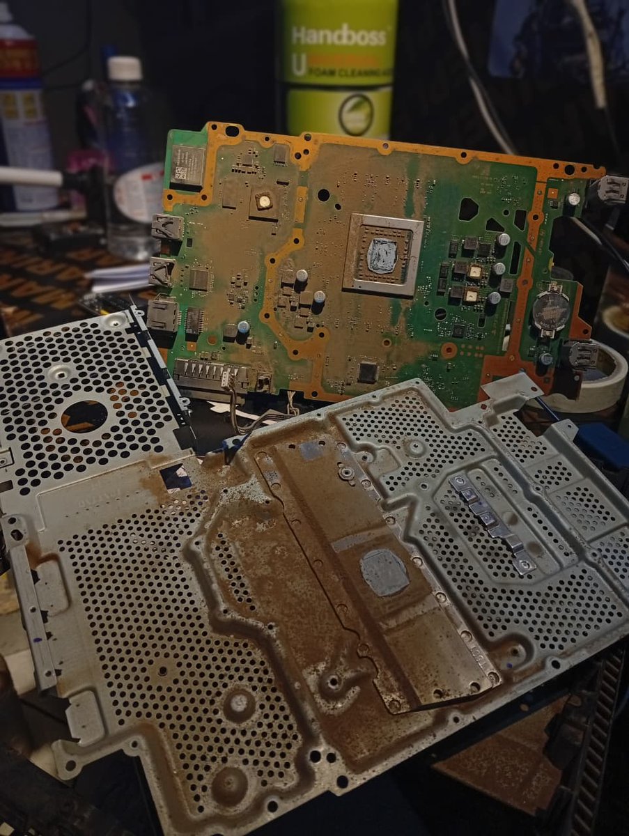 sir_kelveen_'s tweet photo. Your PS4 isn’t immortal.

Dust + old cooling paste = overheating and noisy fans.

I service PS4 consoles for only @2000, full clean-up and fresh cooling paste.

Arcade owners: if you haven’t serviced in 6 months, you’re already pushing your luck.

Home users: every 8 months is your safe zone.

Call/WhatsApp 0115702162