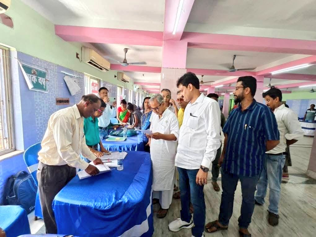 আমাদের পাড়া আমাদের সমাধান শিবির পরিদর্শন করছেন মাননীয় উপাধ্যক্ষ ডঃ আশীষ ব্যানার্জী মহোদয়। 
রামপুরহাট পৌরসভা
রামপুরহাট মহকুমা। 
আপনার মতামত 
আপনার প্রয়োজন 
আপনার সিদ্ধান্ত।।