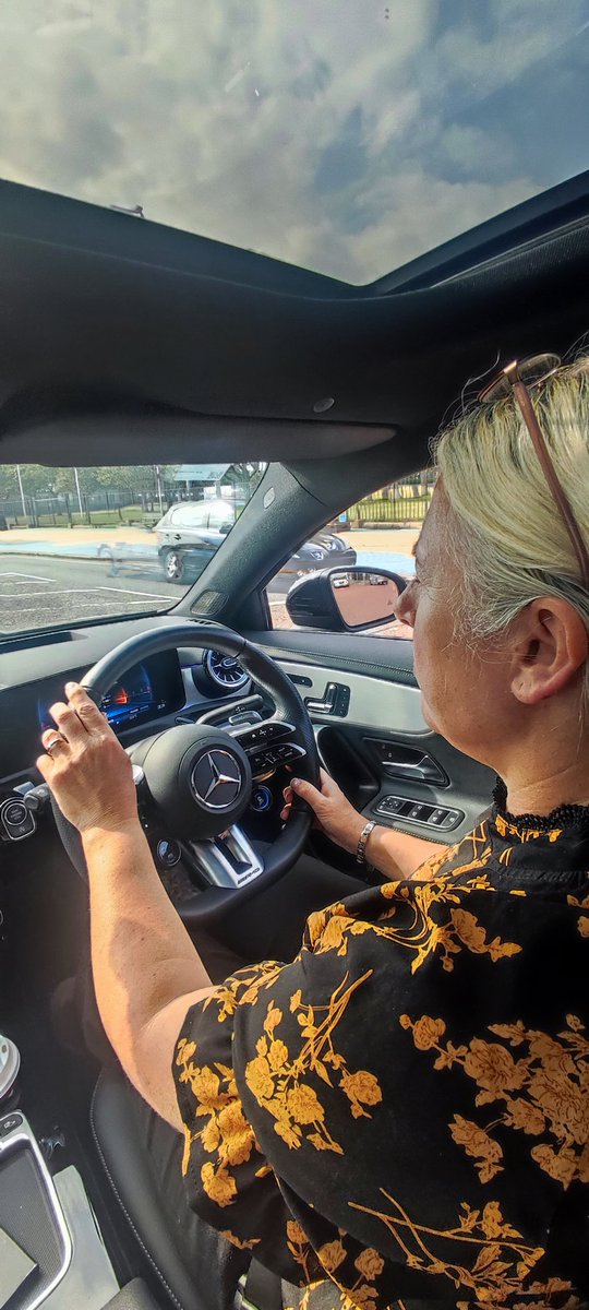 Who doesn't like a new car day? I've had my car 10 minutes and it looks like I've lost it already! <a href="/JulieAinswort18/">Mrs Dave Cam</a> in the hot seat! 🤣