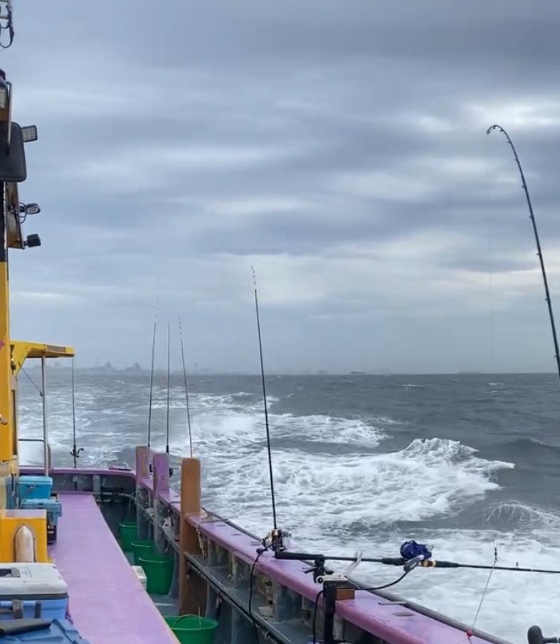 wata_eg's tweet photo. シケで相模湾から出船できず、急遽東京湾でタチウオ船へ。
数年ぶりの天秤だったけどそれなりの釣果になり楽しめた。
爆風の中の釣りで快適でした笑

#タチウオ
#太刀魚
#天秤
#東京湾
#神奈川
#つり幸 https://t.co/QGsxreL3Ji