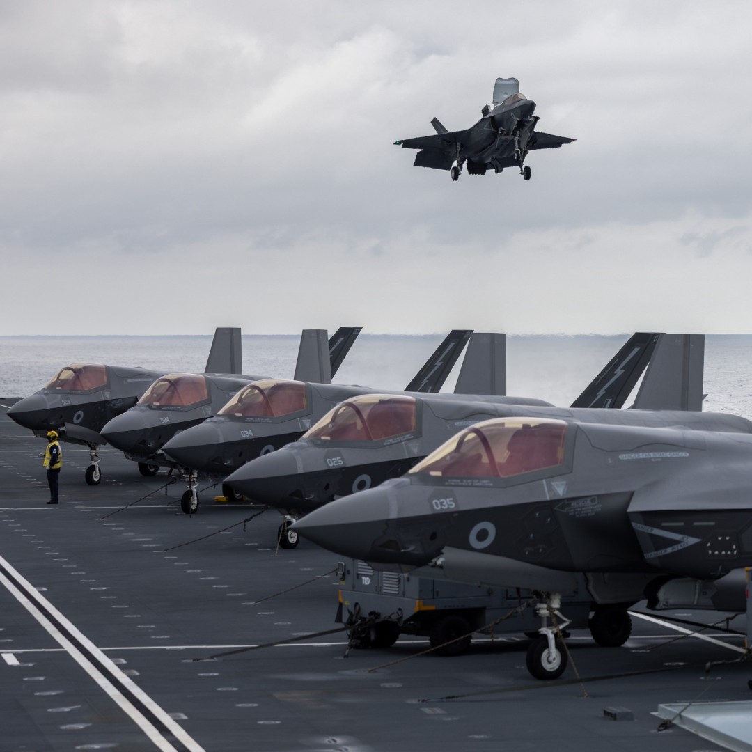 UKinJapan's tweet image. 🎓 HMSプリンス・オブ・ウェールズのトリビア
最大36機のF-35Bと4機のヘリコプターを搭載可能。多様な航空戦力を運用できる、まさに“空飛ぶ基地”です✈️
英国海軍の空母打撃群の中核として、世界各地での作戦に対応します。
#CSG25 #CSGTrivia #F35B