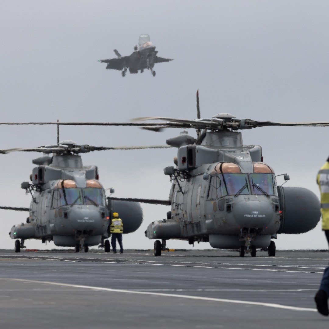 UKinJapan's tweet image. 🎓 HMSプリンス・オブ・ウェールズのトリビア
最大36機のF-35Bと4機のヘリコプターを搭載可能。多様な航空戦力を運用できる、まさに“空飛ぶ基地”です✈️
英国海軍の空母打撃群の中核として、世界各地での作戦に対応します。
#CSG25 #CSGTrivia #F35B