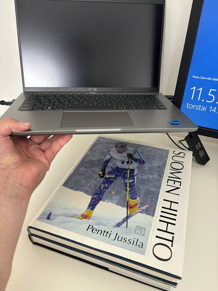 Tänään on ollu taas mediassa juttuja… 

Kotitoimistolla läppärin alla on pari teosta. Aina kun meinaa kunto loppua niin nostan läppäriä ja pysähdyn hetkeksi katsomaan kannen kuvaa. Sitten on taas puskettu eteenpäin. 

#hiihto