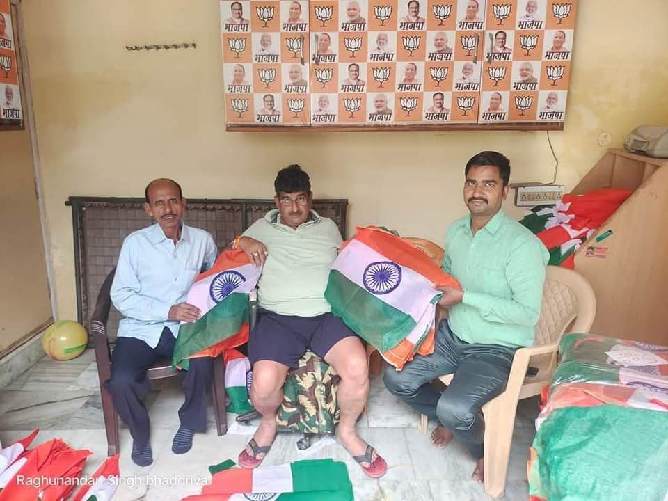 KanpuriyaFeed's tweet image. "Event का नाम — देशभक्ति।
Event का काम — राष्ट्रीय ध्वज पैरों तले।

ध्वज संहिता 2002 कहती है — 🇮🇳
झंडा न ज़मीन छूए, न पैरों को।
पर यहाँ फोटो-ऑप के आगे सम्मान पीछे रह गया।

देशभक्ति सिर्फ़ इवेंट और पोस्टर तक नहीं,
आचरण में भी दिखनी चाहिए।"

#FlagCode #RespectTheFlag #NationFirst