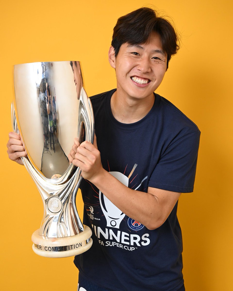 그라운드에강아지가잇엇슨...
그강아지가골을넣었슨
그강아지덕분에우승컵을들엇슨
올시즌에만우승컵을다섯개나들엇슨
기특강아지엿슨
ㅠㅠ