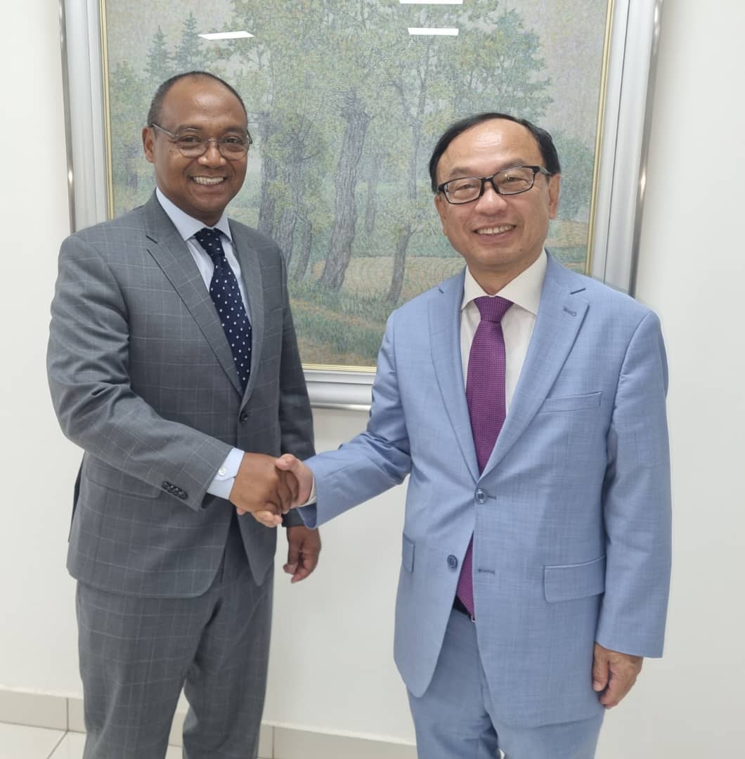 UNHCRMali's tweet photo. Le mardi 12 août,🤝 M. @pierre_camara, Représentant du @UNHCRMali, a eu le plaisir de rencontrer Son Excellence M. Yukuo Murato, Ambassadeur du Japon 🇯🇵 à Bamako. 

Ensemble, ils ont évoqué le renforcement de la coopération au #Mali en faveur des personnes déplacées de force. https://t.co/pNKJ0IbAIH