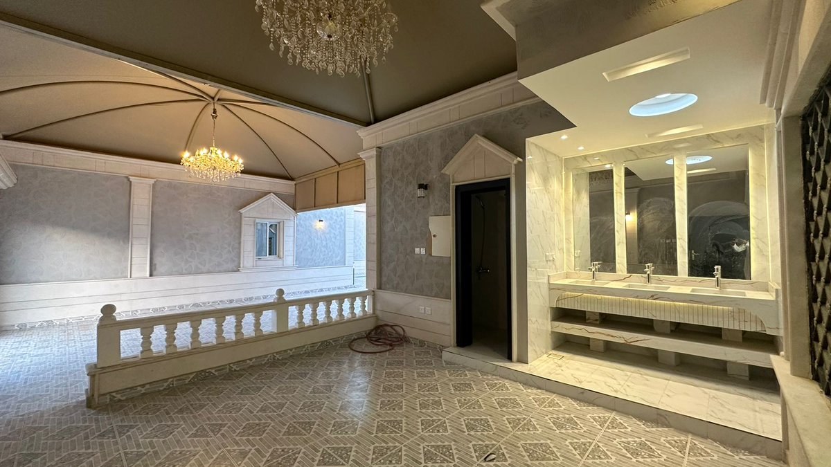 ShatryCo's tweet photo. ڤيلا حديثة بمواصفات قصر مصغر في المهدية
🏡 للبيع – فيلا حديثه بمواصفات قصر مصغّر في المهدية! 
📍 زاوية ثلاث شوارع | جنوبي – شرقي – شمالي فرصة.. فيلا بتصميم فاخر واستقلالية مثالية لكل دور، من��سبة للسكن الراقي أو للاستثمار الذكي.
🔹 تفاصيل العقار: الدور الأرضي (الاستقبال والمعيشة): • حوش واسع يناسب الجلسات الخارجية • مجلسين فسيحين بدورات مياه مستقلة ومغاسل • مطبخ خارجي • صالة طعام + مطبخ داخلي • صالة رئيسية • 3 غرف نوم، بينها غرفة ماستر راقية الدور الثاني (شقة مستقلة بمدخل خاص): • باب داخلي يفصل الدور الثاني عن الدور الأرضي • صالة معيشة واسعة • 3 غرف نوم ماستر بتشطيبات أنيقة • خصوصية تامة ومدخل مستقل الدور الثالث: • غرفة خادمة • غرفة غسيل 
✨ مميزات إضافية: • عمر العقار: 4 سنوات فقط • ثلاث واجهات تضمن إضاءة وتهوية طبيعية مثالية • إمكانية استثمارية عالية بتأجير الشقة في الدور الثاني • تصميم عملي يناسب العائلة الكبيرة أو الاستخدام المتعدد 
💰 الحد: 3,400,000 ريال
رقم ترخيص الإعلان من الهيئة : 7100185125