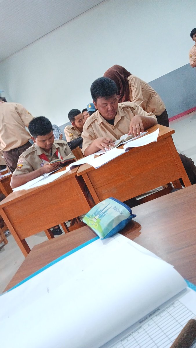 Mulai pindah duduknya grasak grusuk ditanya temen jawab ngasal, dan akhirnya pulang telat