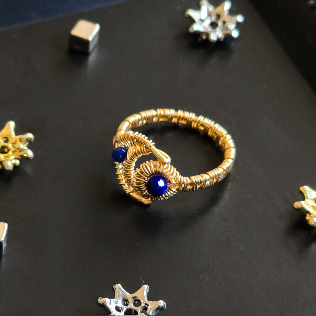 月と太陽のフリーリング
ラピスラズリがめちゃくちゃ可愛い❣️
もちろん好きな人の誕生石と自分の誕生石でも制作しますよ💜
シルバーもok👍