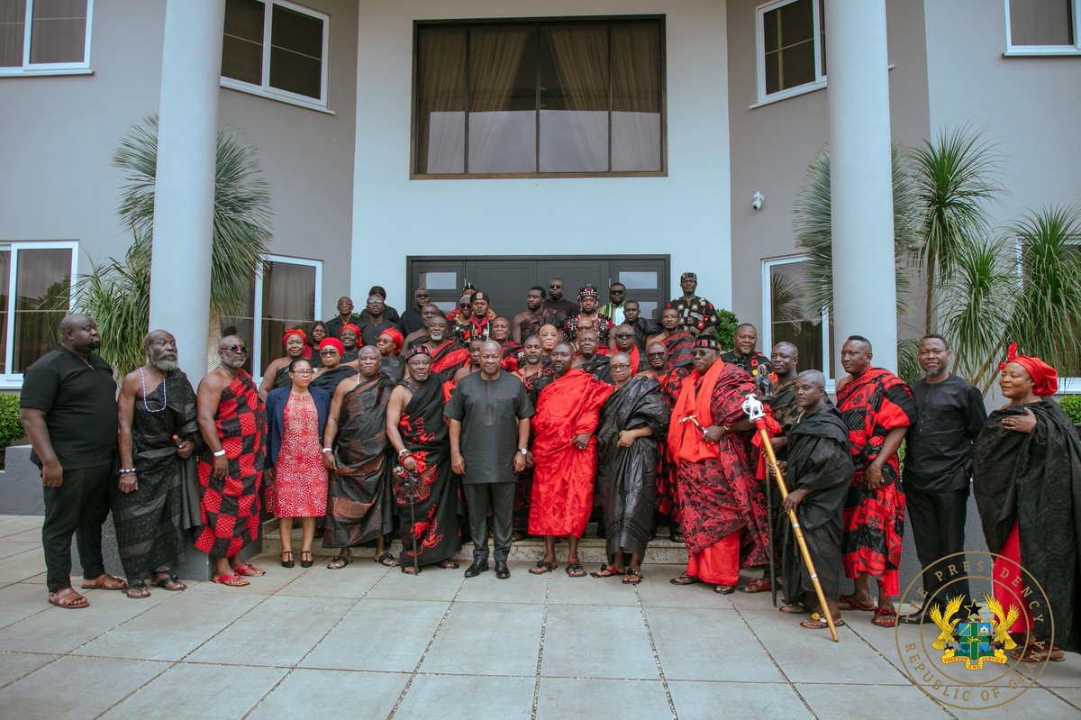 tignews_'s tweet photo. Greater Accra House of Chiefs pay a visit to President Mahama to express condolences over the loss of eight lives in the military helicopter crash.
#TIGPost
London | Ballon D'or | Sammy Gyamfi | May God | Kudus https://t.co/Rxm2LEgC0d