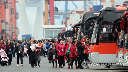 “중국에 약점 잡혔냐”… 中 관광객 1인당 5만원 지원에 여론 싸늘

중국 단체관광객 9월 무비자 입국 대비
경상남도 프로모션에 여론 싸늘한 반응
hanmiilbo.kr/news/view.php?…