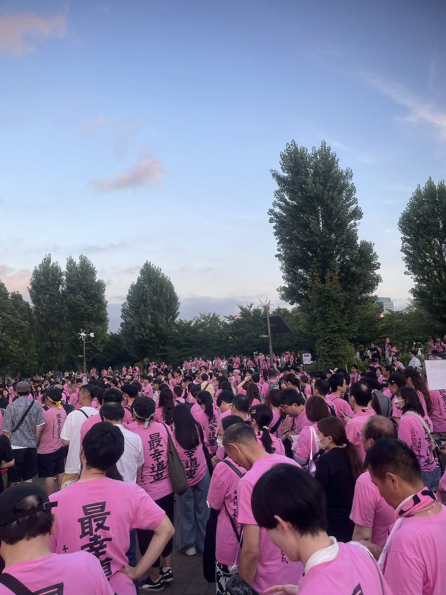 変な政党の集会であるかのように見られています。