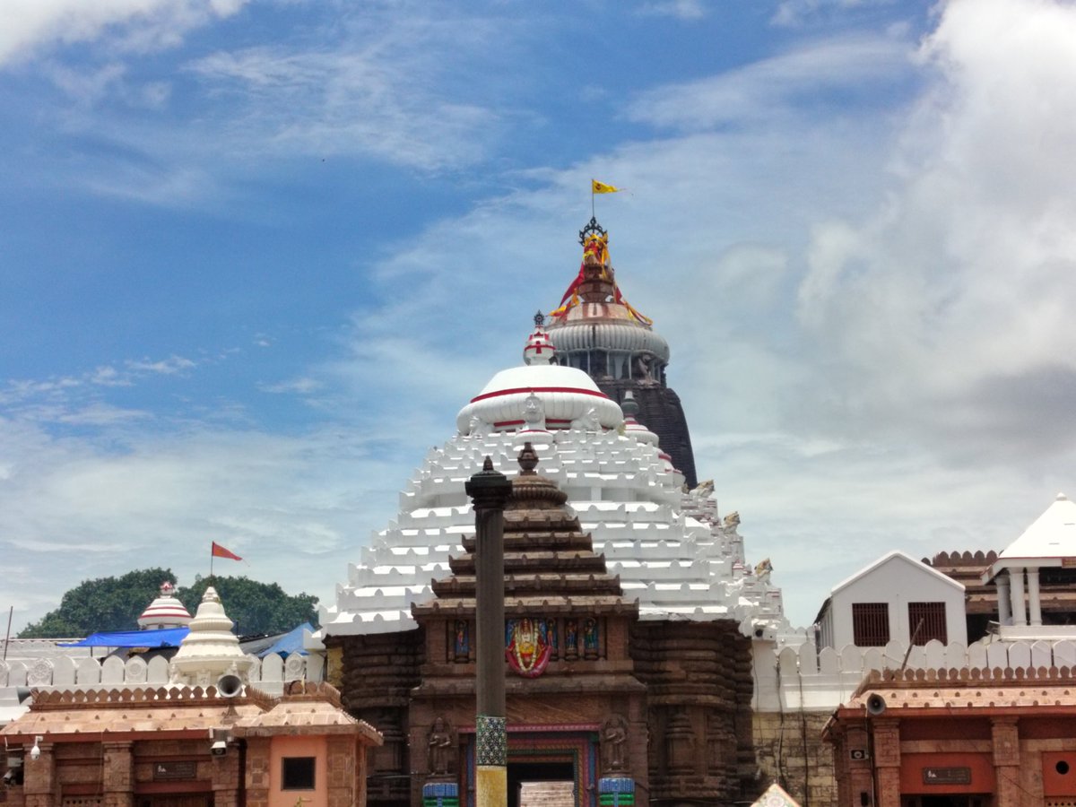 StoriesClick's tweet photo. ଆନନ୍ଦ ହେଉଅଛି ମହୀ
କୃଷ୍ଣ ଜନ୍ମିବେ ଦେହ ବହି 

 Thursday Darshan of Shrimandir with Blue sky &amp; white clouds 🌻 https://t.co/YNnpGpexvk
