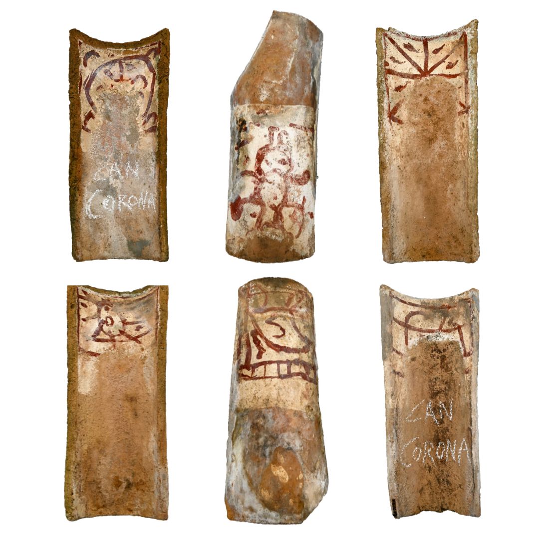 Las tejas de "Can Corona", de Fornalutx, me siguen sorprendiendo gratamente. Trabajando en el registro y la catalogación (la colección la conforman unas sesenta piezas) me aparecen pequeños tesoros... Copyright © Ana Darder Pizá - Can Xoroi Ajuntament de Fornalutx