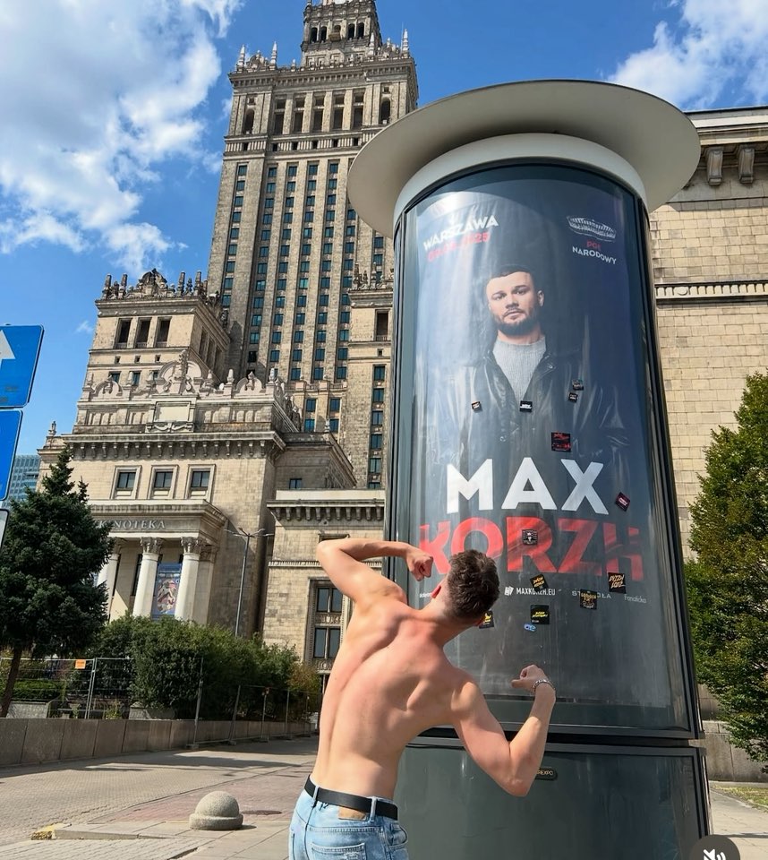 cuprwarszawa's tweet photo. 🤬 SKANDAL! Ukrainiec:

nauka za polskie $$$

zasiłki dla rodziny

DUMNY z flagi banderowców na Stadionie Narodowym!

To już nie jest niewiedza - to CZYSTA POGARDA!

#OUNUPA #Warszawa #PolskaDlaPolaków https://t.co/fvEpA0lHJi