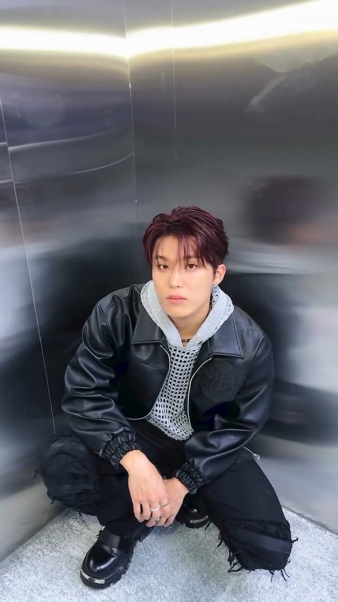 จ้องอะไรคนสวย                    นายเหอะที่จ้องเรา
เอ้า จ้องดิ เธอสวย                 เรียกอีกรอบเจอดีแน่