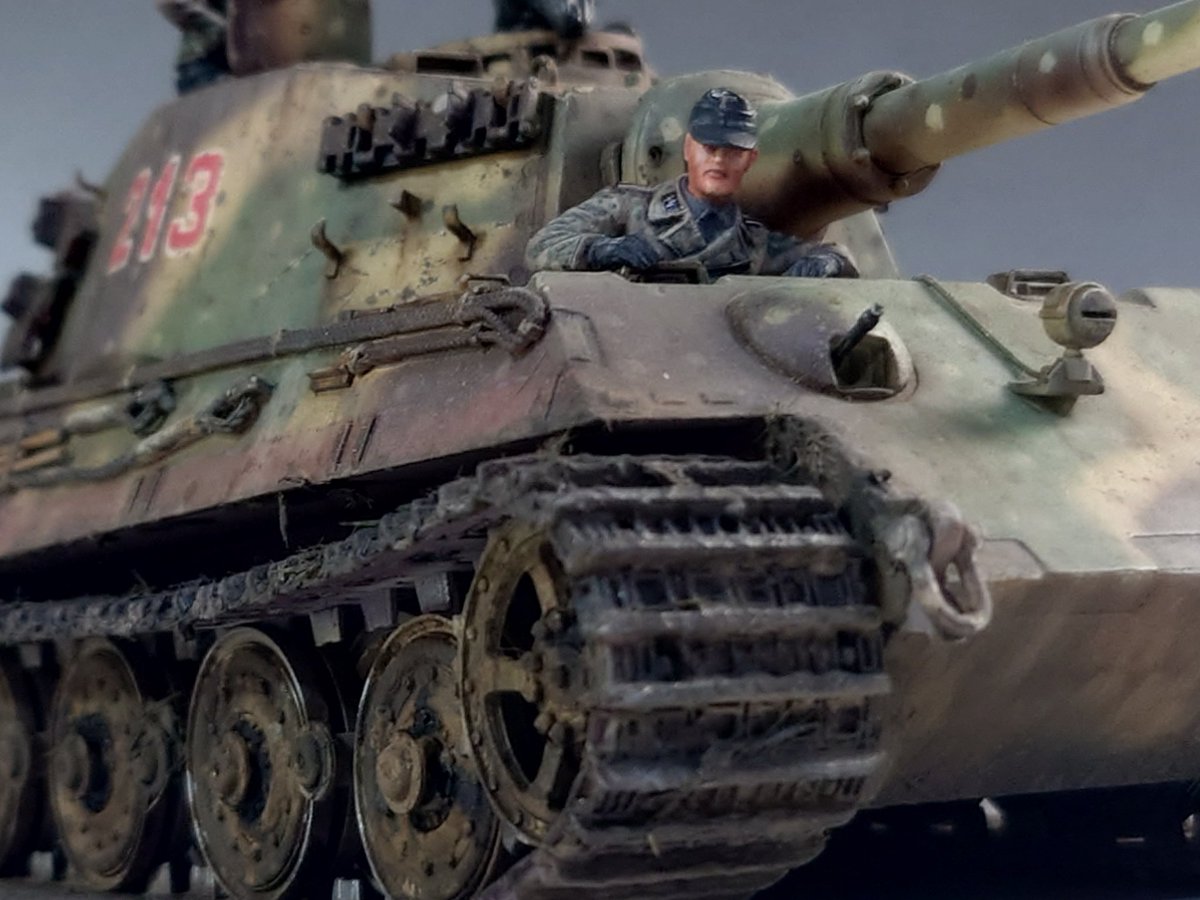 2023年3月より作り始めた
ドラゴン1/35 キングタイガー
“BATTLE OF THE BULGE”　完成です！

燃料切れで放棄、コニャック1本で貰われ現在までラ・グレース村で勇姿を見れる213号車としました。
（車番だけですが）
降下猟兵の展示台として作り始めましたが、フィギュアが進まないので単品で。