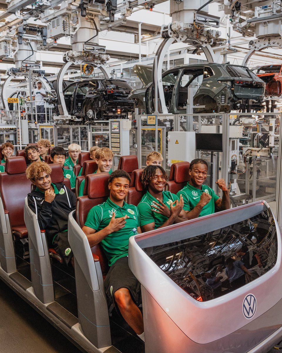 Zwischen Karosseriebau und Currywurst: Am Dienstagmittag gab es für unsere #U17 eine Werksführung im Volkswagenwerk Wolfsburg.🏭

#VfLWolfsburg #VfLWolfsburgAkademie #Jungwölfe